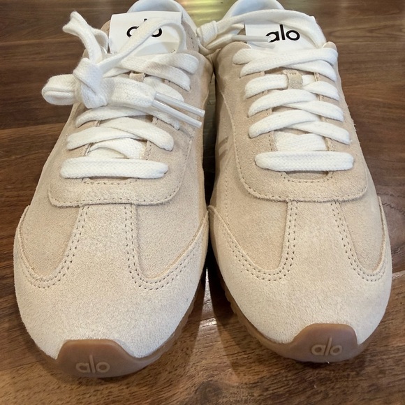 New! ALO Yoga Sunset Sneaker in Sandstone - Picture 3 of 6